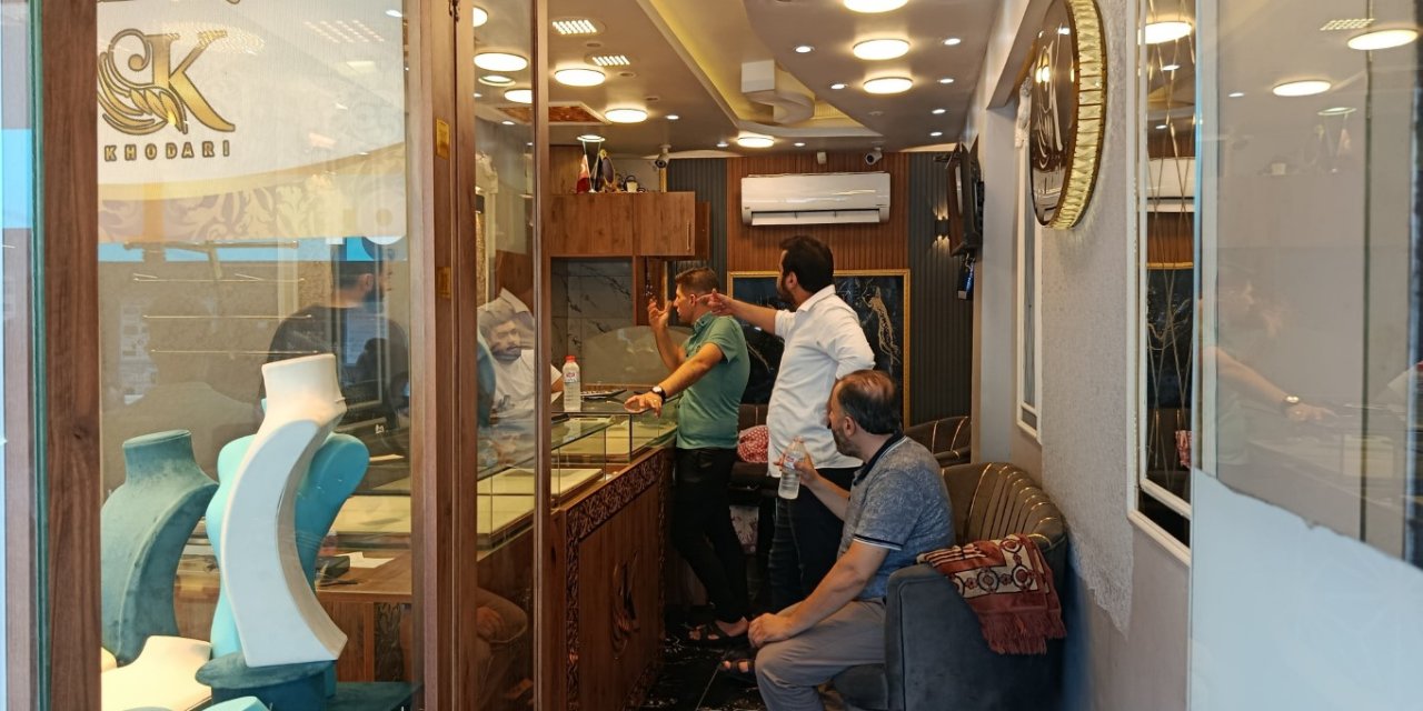 Adana’da kuyumcu soygunu 1 kilo altın çaldılar