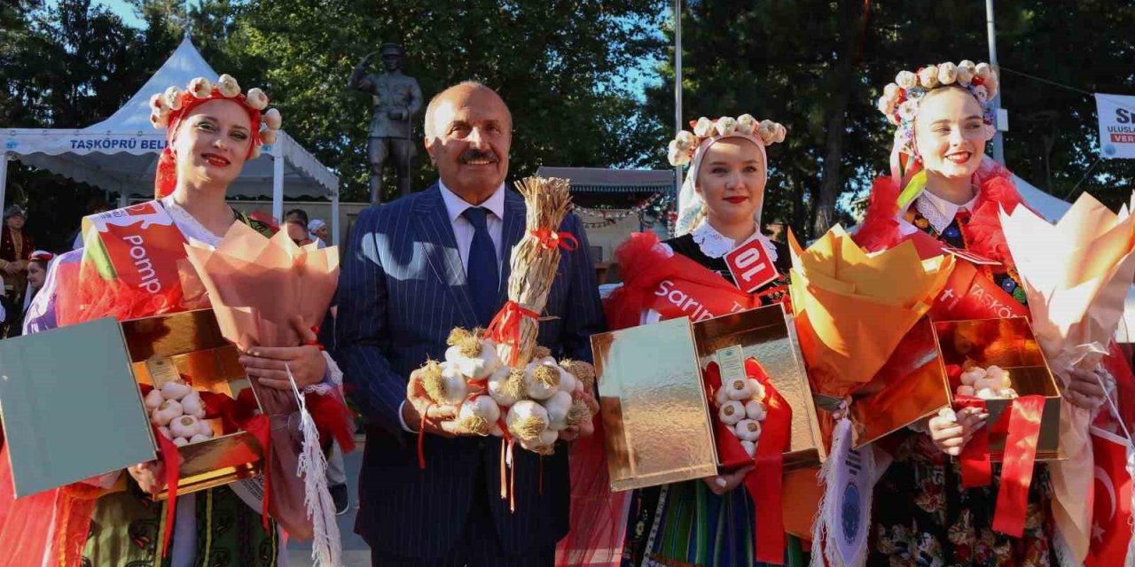 Kadınlar sarımsak festivalinin en güzeli seçilebilmek için yarıştı