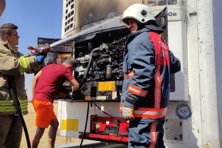 Dondurma yüklü tırda yangın çıktı