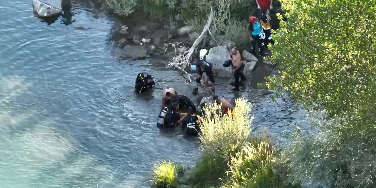 Dersim de serinlemek için çaya giren genç boğuldu