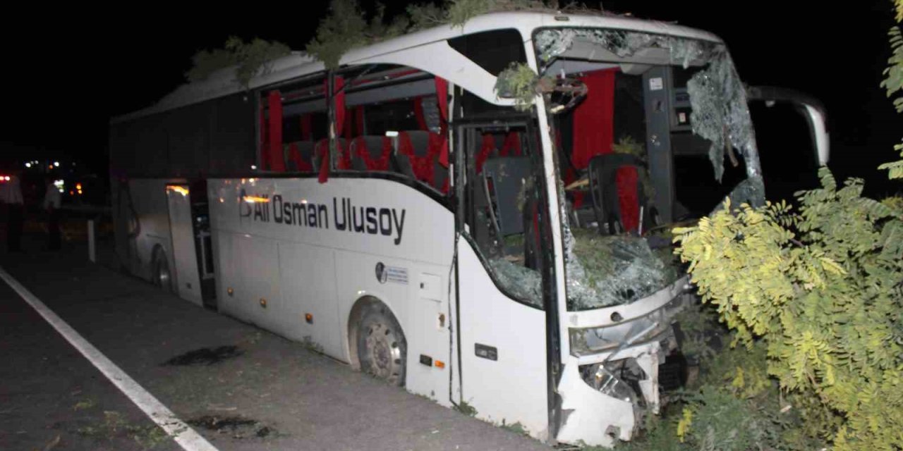 Yolcu otobüsü kaza yaptı: Ölü ve yaralılar var