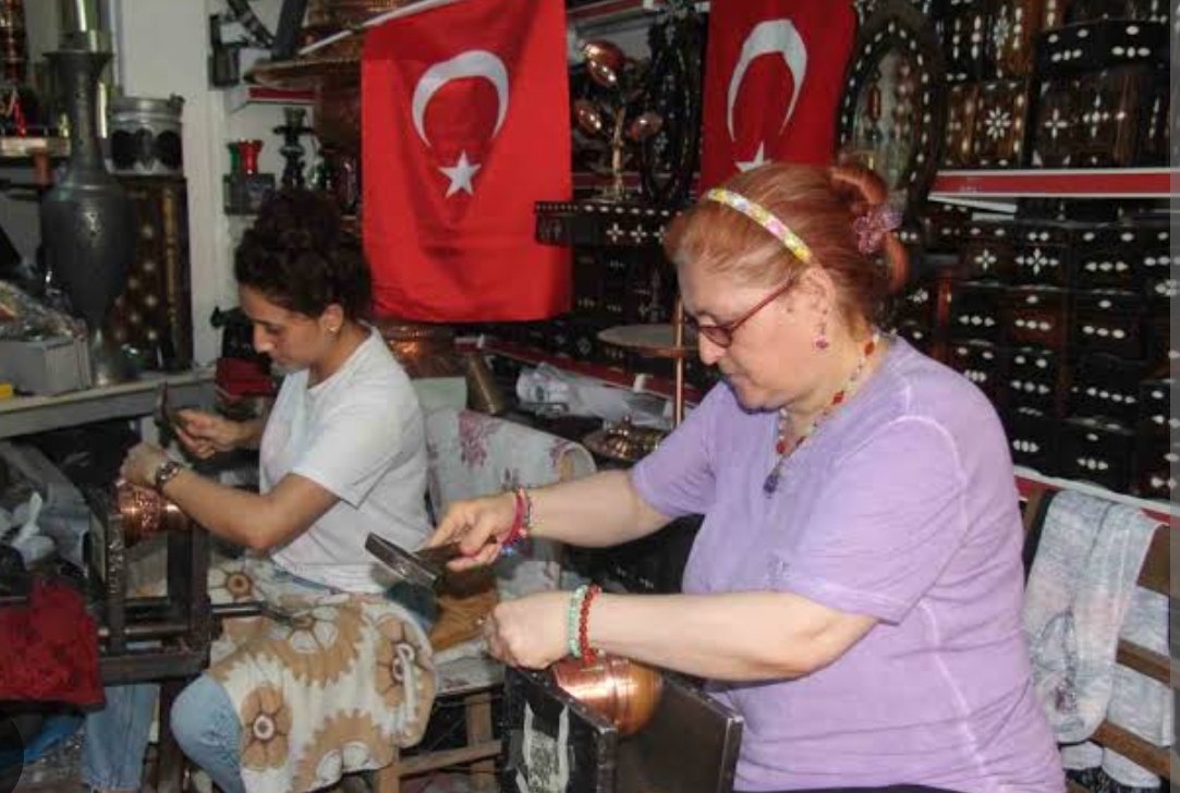 Kadınlar, erkek inat bakır işleme ustası oldular