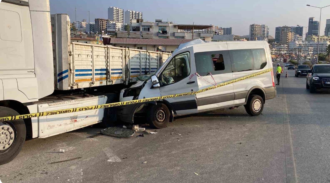 Mersin’de öğrenci minibüsü kaza yaptı: 2 ölü, 10 yaralı