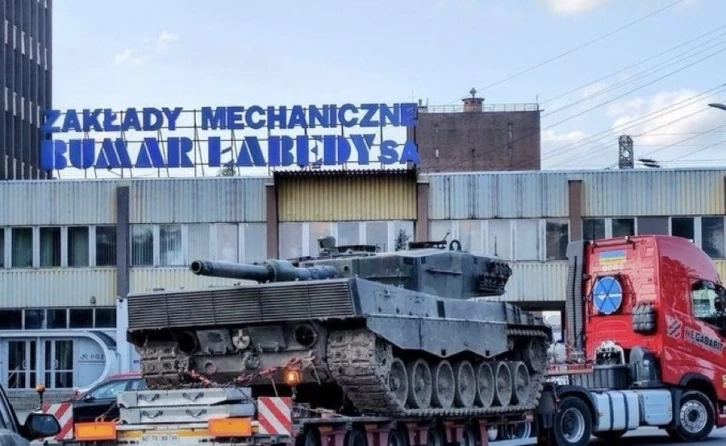 Ukrayna’ya verilen Leopard 2 tankları Polonya’ya getirildi