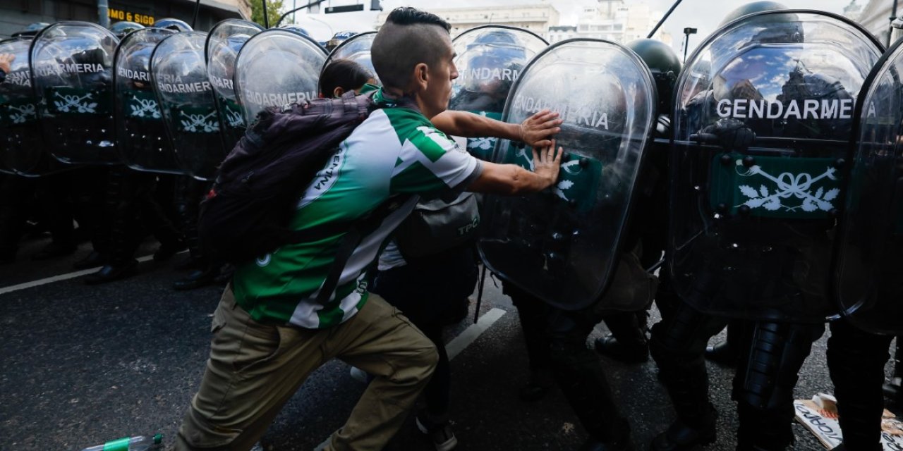 Arjantin Devlet Başkanı Milei’nin konvoyuna taşlı saldırı