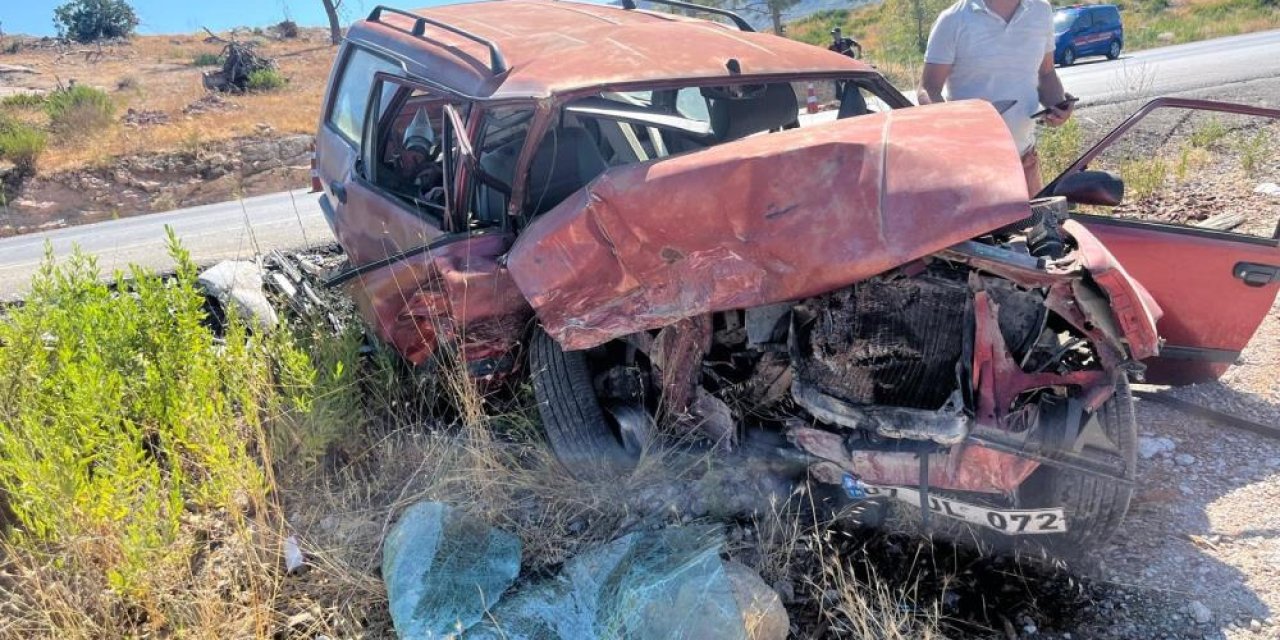 Konya yolunda otomobiller kafa kafaya çarpıştı: 1'i ağır 6 yaralı