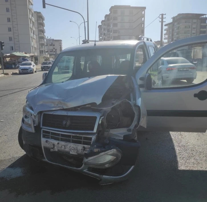 Adıyaman'da Hafif ticari araç ile otomobil çarpıştı: 4 yaralı