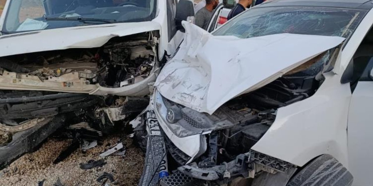 Besni ilçesinde minibüs ile otomobil çarpıştı: 5 yaralı