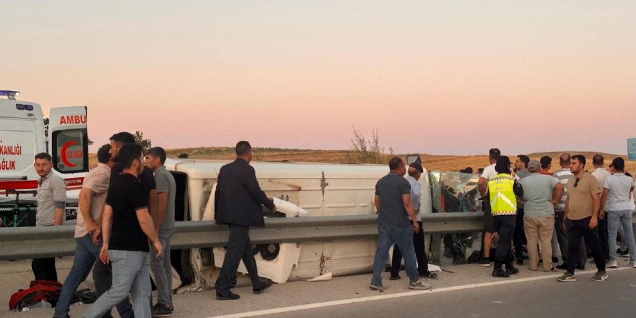 Midibüs ile otomobil çarpıştı:10 yaralı