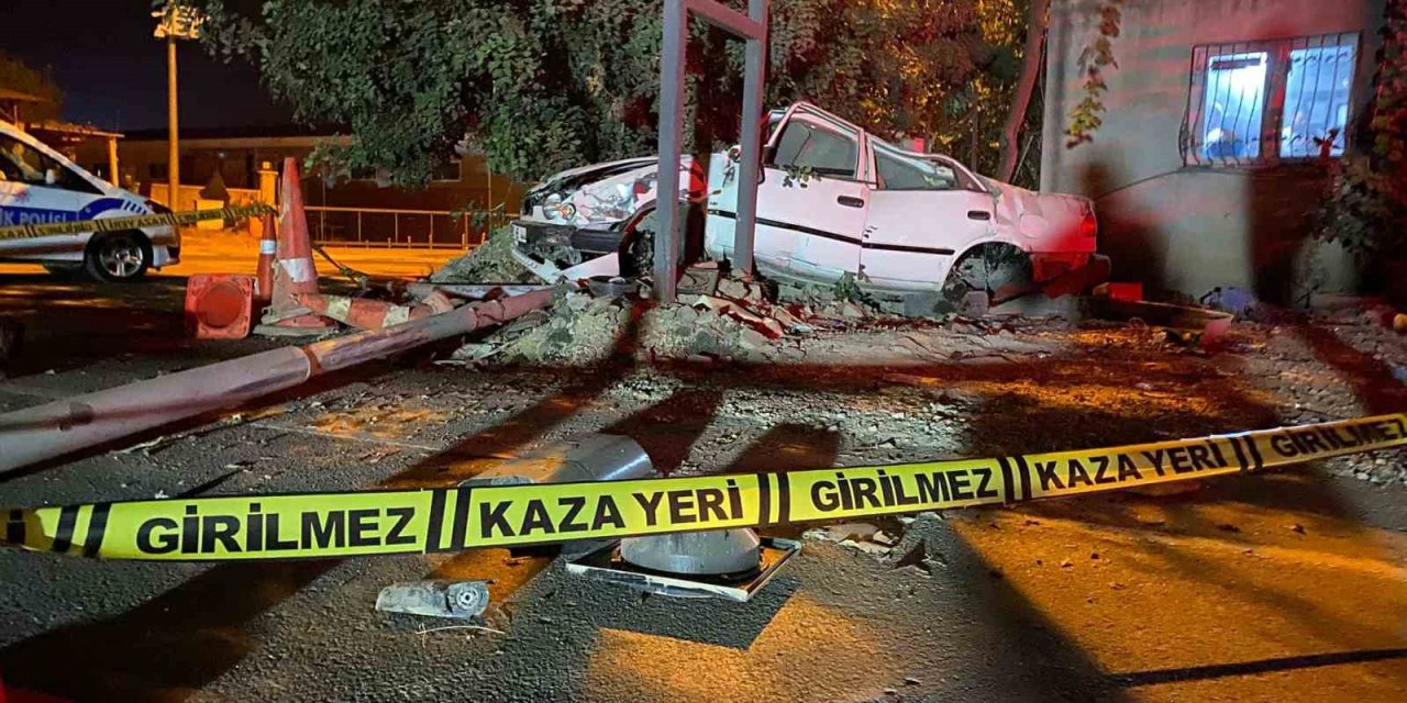 Osmaniye’de direğe çarpan otomobilin sürücüsü öldü