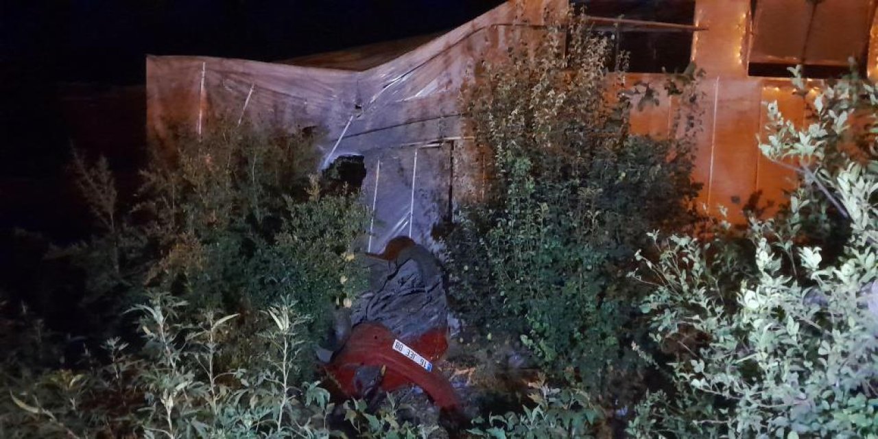 Yoldan çıkan otomobil seraya çarptı: 1'i ağır, 5 yaralı