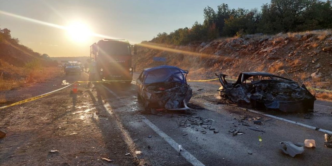 Kafa kafaya çarpışan iki otomobil alev aldı: 3 ölü, 5 yaralı