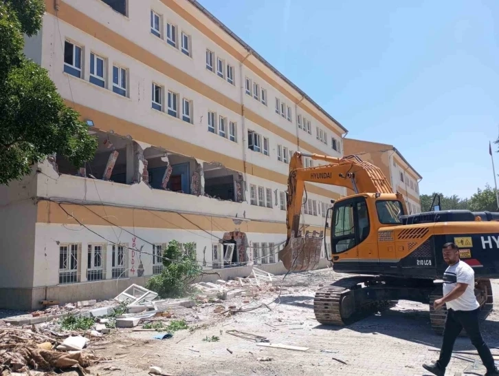 Depremin vurduğu Doğanşehir’de hasarlı kamu binaları yıkılıyor