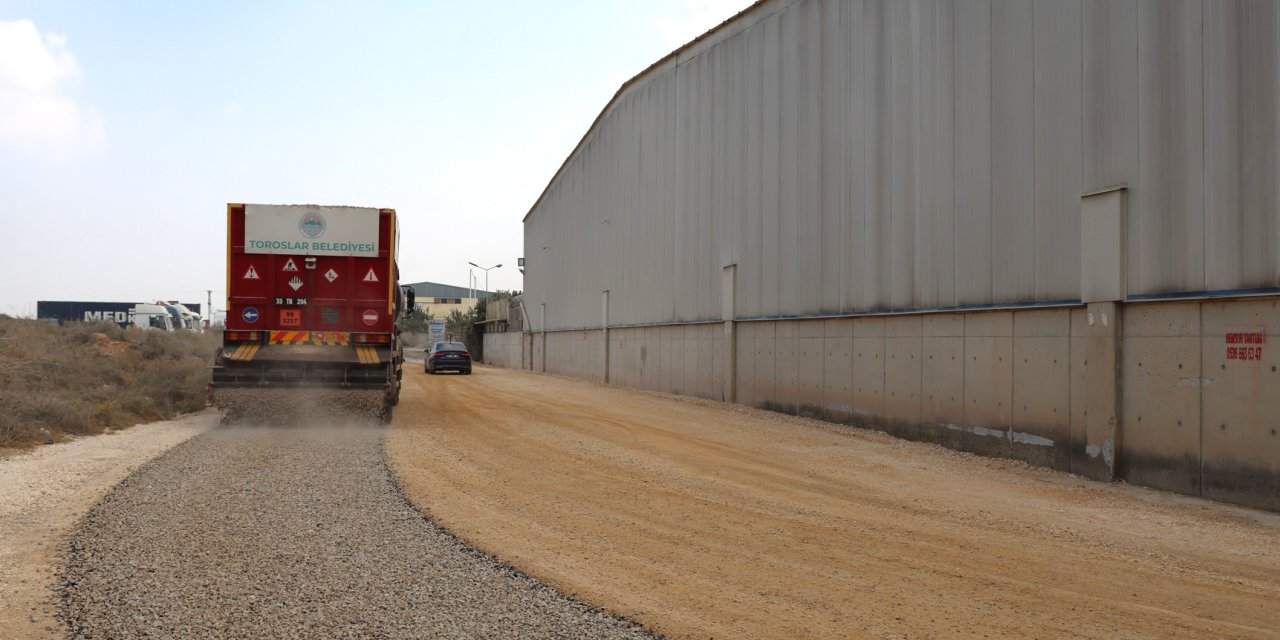 Toroslar Belediyesi, ilçenin dört bir yanında yolları yeniliyor