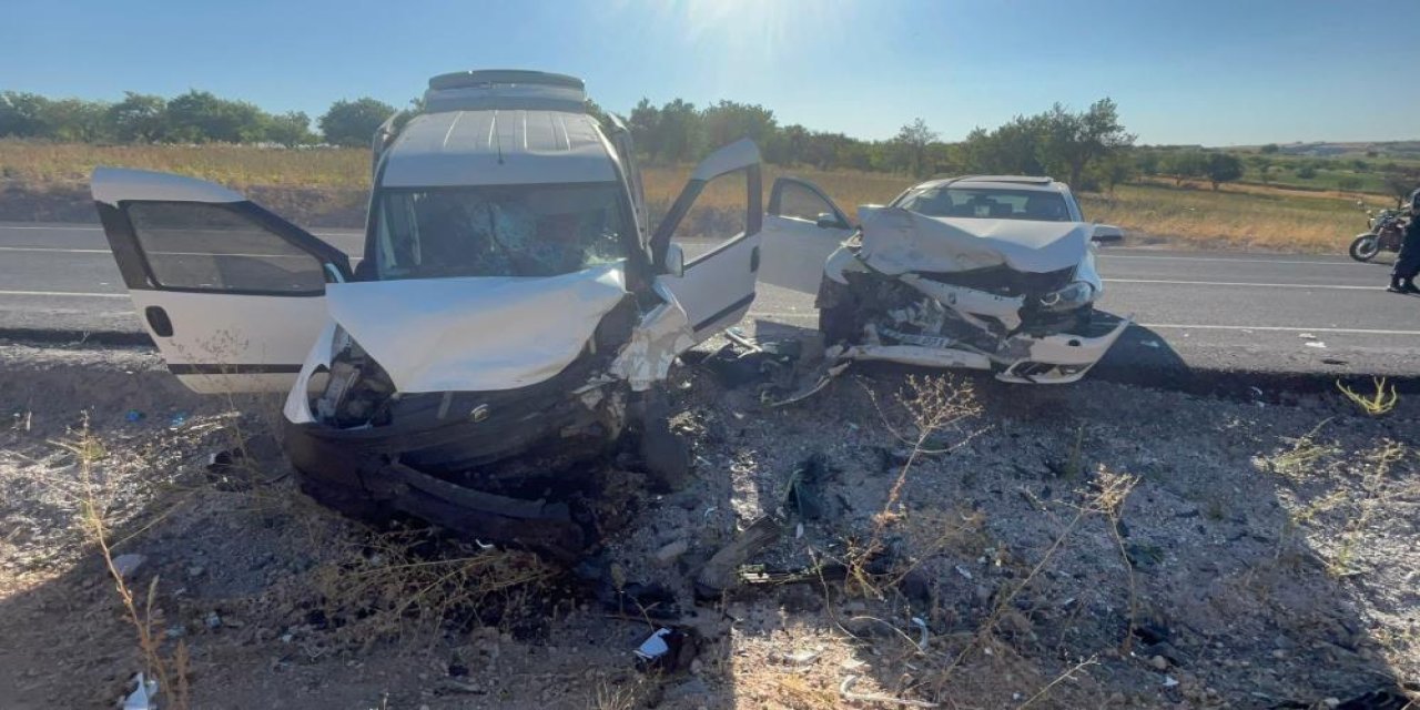 Nevşehir’de can pazarı: iki araç kafa kafaya çarpıştı, çok sayıda yaralı var