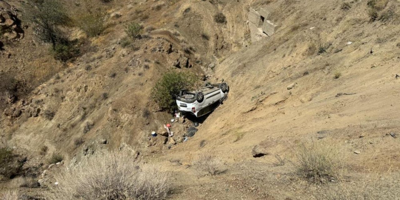 Hafif ticari araç uçuruma yuvarlandı: 1 ölü, 4 yaralı