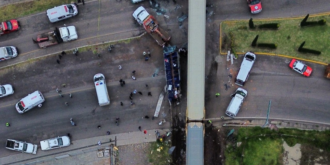 Tren yolcu otobüsüne çarptı: 10 ölü, 60 yaralı