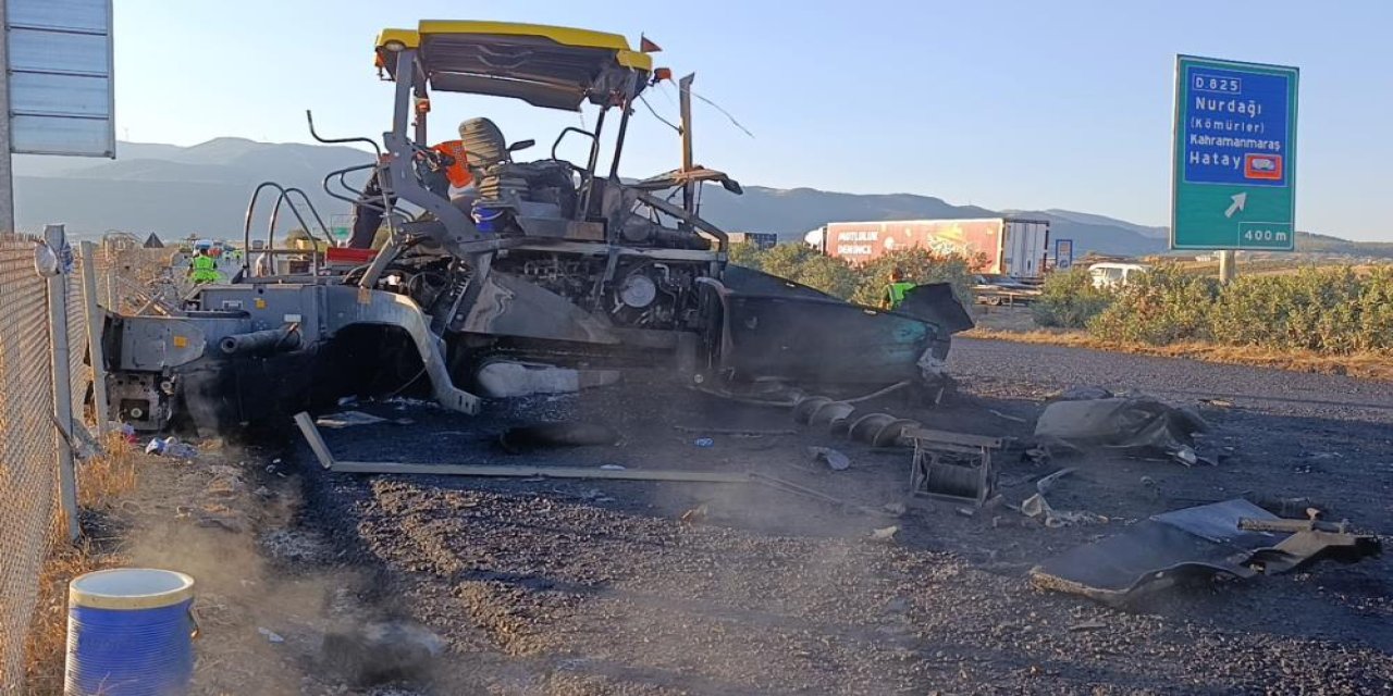 Gaziantep'te  freni patlayan tır,asfalt makinasına çarptı