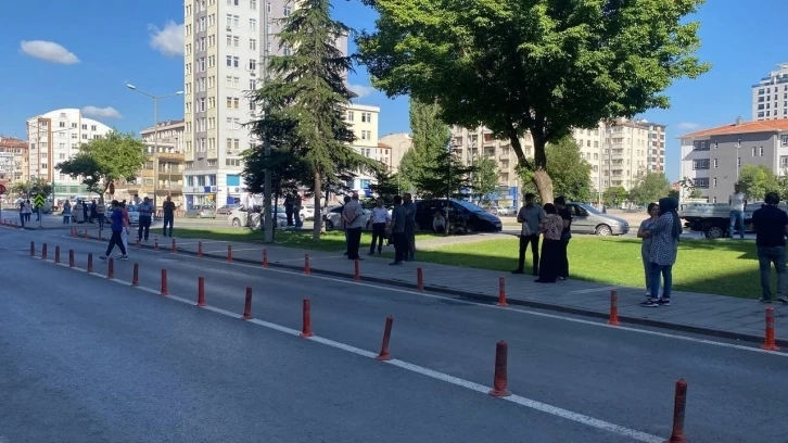 Adana’daki deprem çevre illerde hissedildi, halk sokağa döküldü