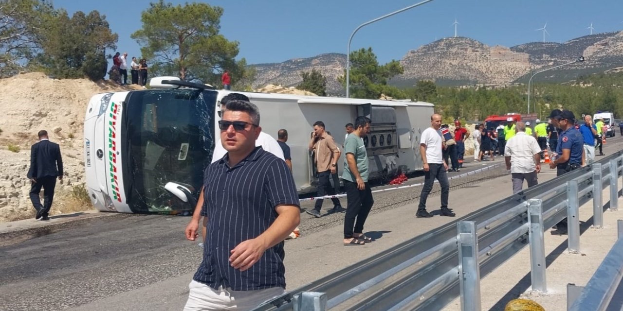 Mersin’de korkunç kaza, otobüs ile Tır çarpıştı 3 ölü
