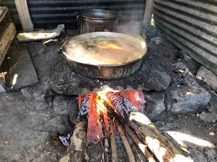 Dut pekmezi geleneksel yöntemlerle hazırlanıyor