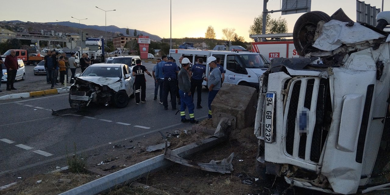 Sivas’ta işçileri taşıyan minibüs otomobille çarpıştı 15 yaralı