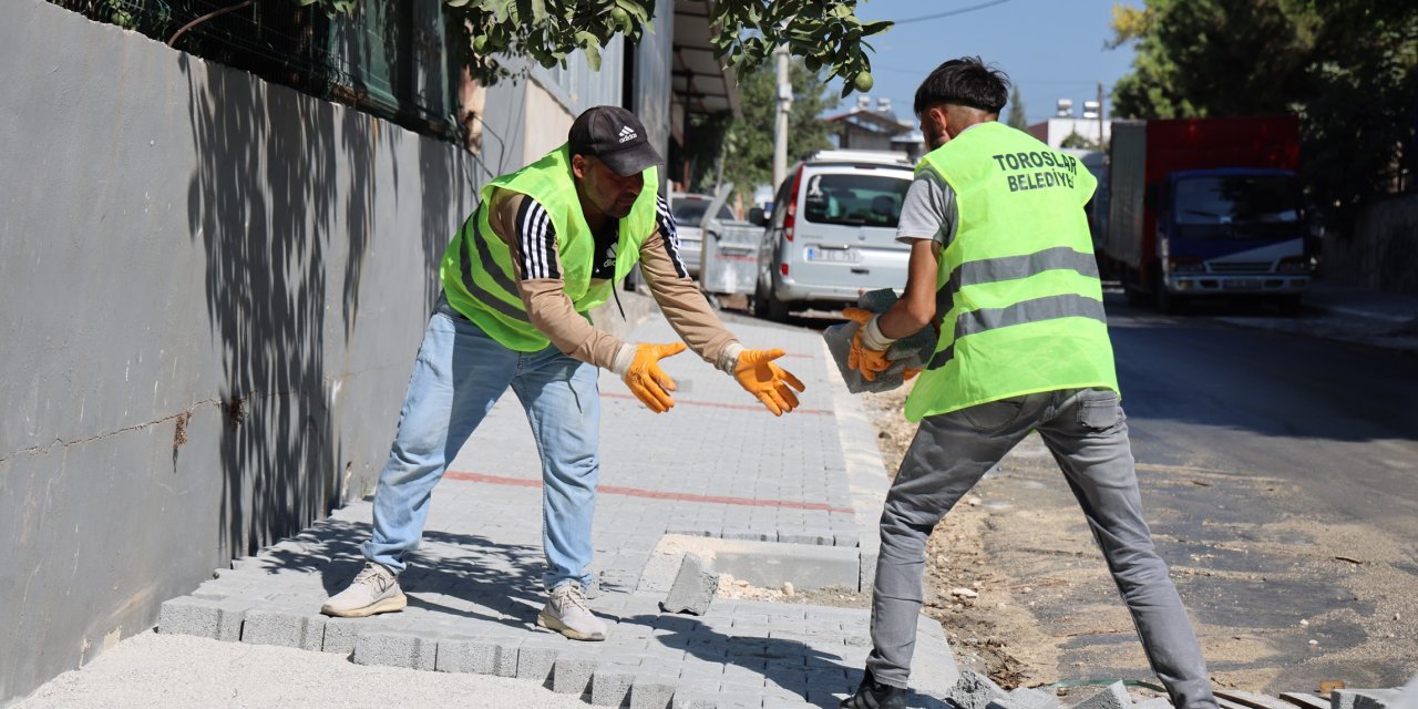 Toroslar'da yol ve kaldırım çalışmaları sürüyor