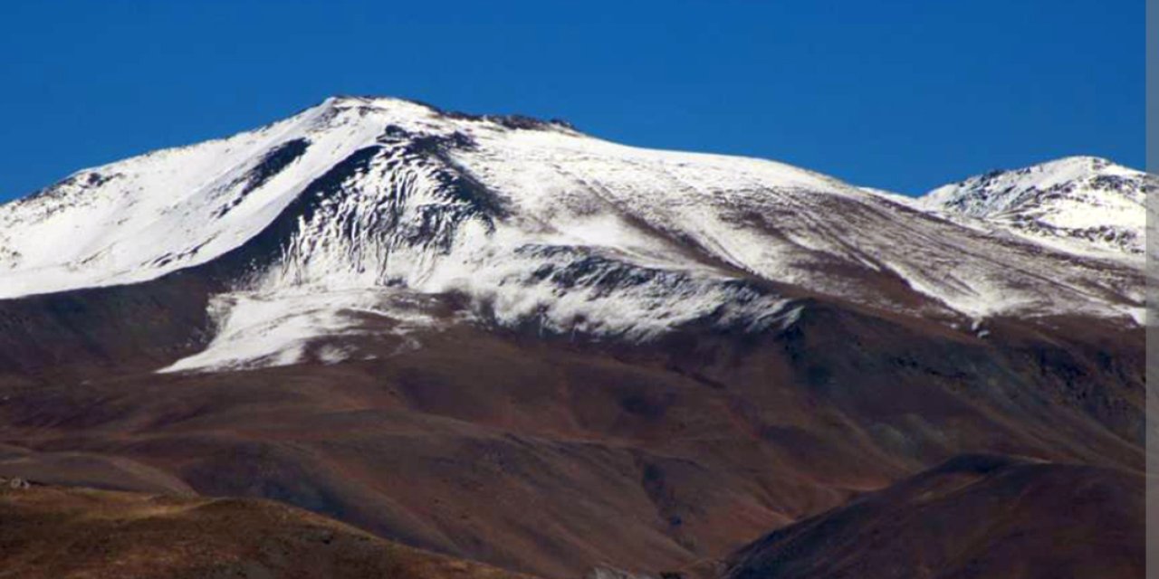 Erzincan’ın dağlarına mevsimin ilk karı düştü