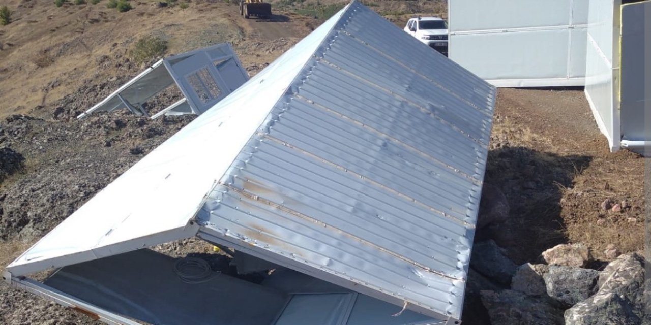 Rüzgar konteynerleri uçurdu