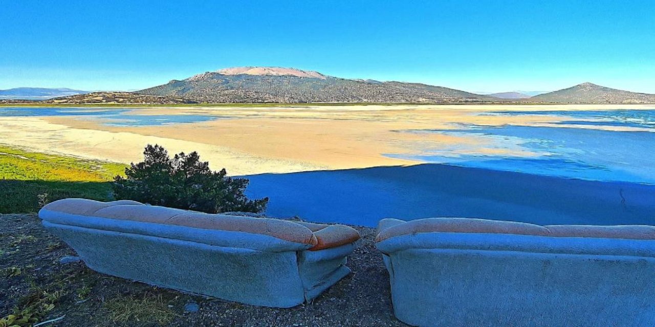 Türkiye'nin 4'üncü büyük gölü ortadan ikiye bölündü