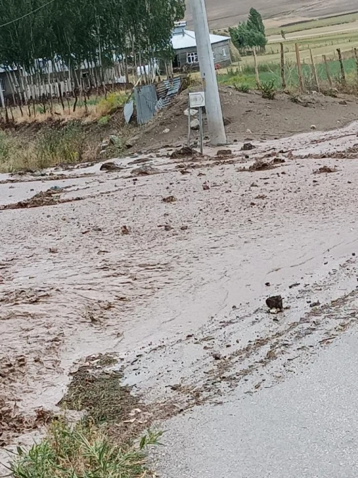 Van'ın Özalp İlçesinde sel maddi hasara neden oldu