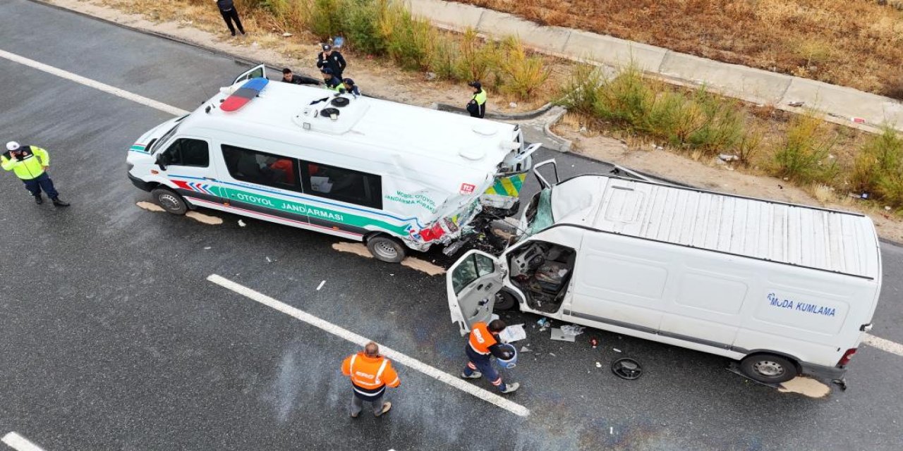 Jandarma aracına minibüs çarptı: 2 jandarma şehit, 1 vatandaş hayatını kaybetti
