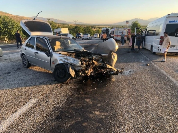 Malatya’da otomobiler karşılıklı çapıştı 1 ölü, 5 yaralı