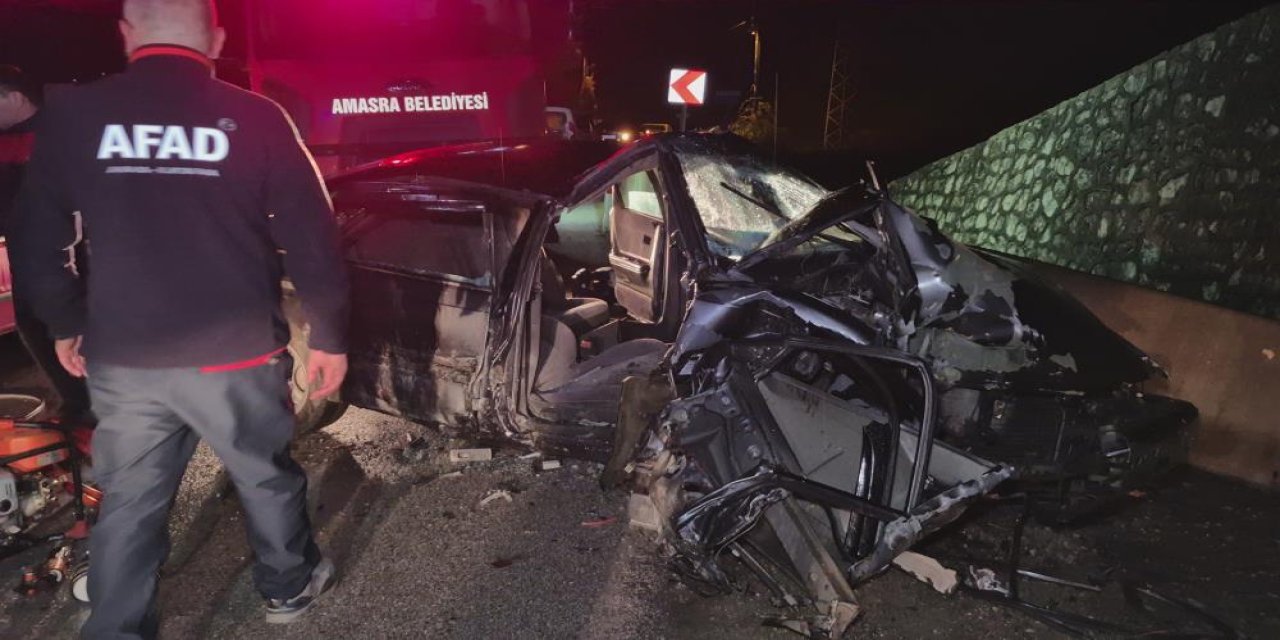 Sağanak nedeniyle otomobil bariyerlere çarptı: 4 yaralı