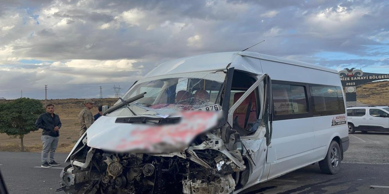 Okul servisiyle tır çarpıştı: 15 yaralı