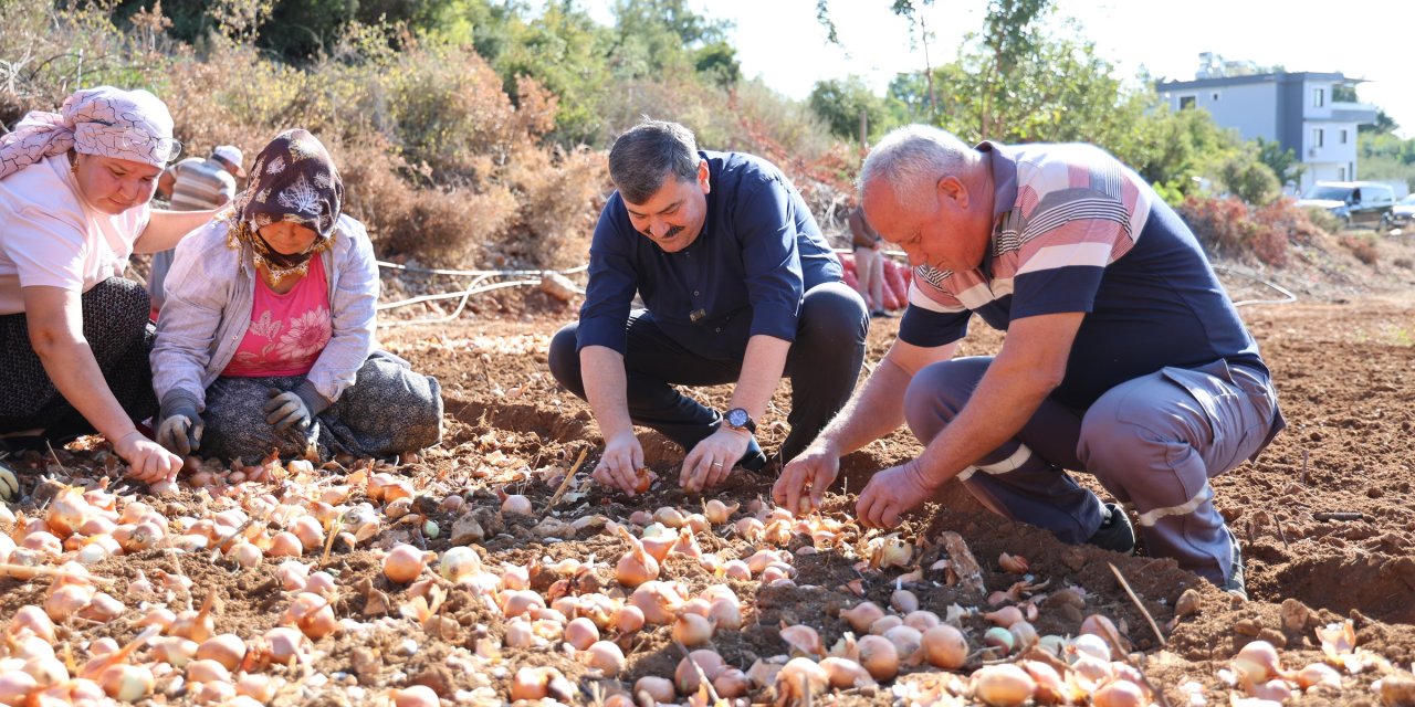 Emeğin baş tacı kadın çiftçilere, Başkan Yıldız'dan sürpriz ziyaret
