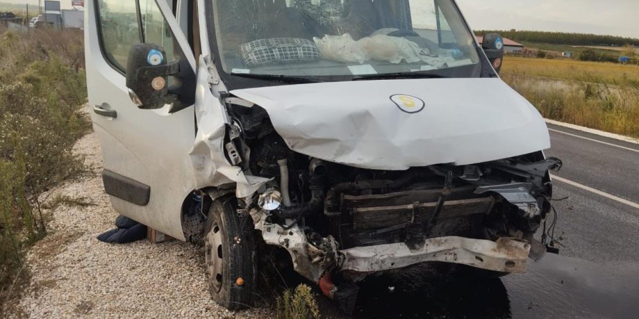 Öğrenci servisi ile otomobil çarpıştı: 2 ölü, 7 öğrenci yaralı