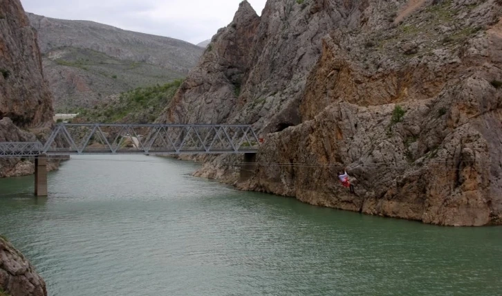 Erzincan Kanyon’da zipline ve tekne keyfi