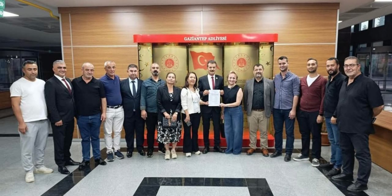 CHP'de Zeki Gürsel ve yönetimi mazbatasını aldı