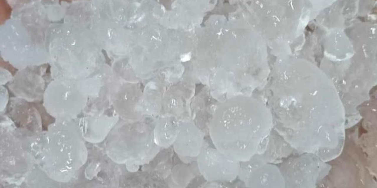 Alaşehir ilçesinde ceviz büyüklüğünde dolu yağdı