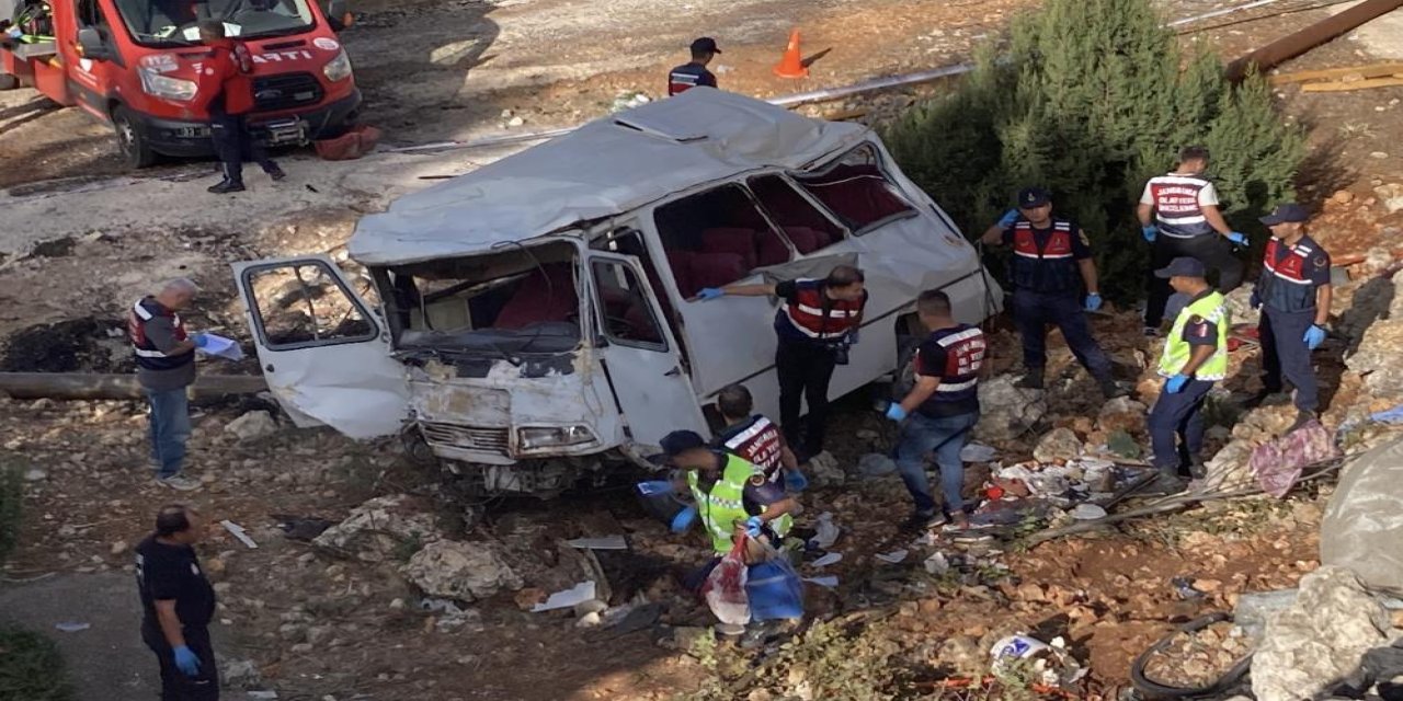 Mersin'de katliam gibi kaza : 4 ölü, 14 yaralı