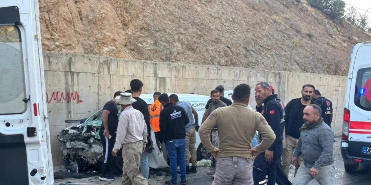 Yolcu minibüsü ile hafif ticari araç çarpıştı: 2’si ağır 14 yaralı