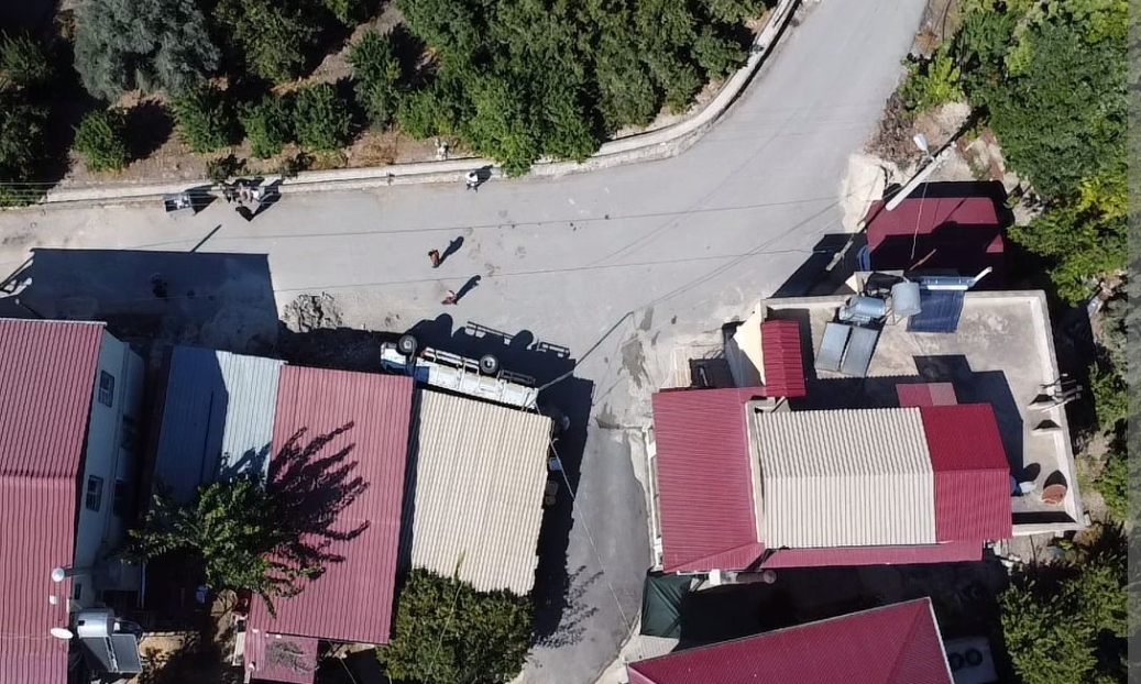 Kamyonet depoya girdi, yaralılar var