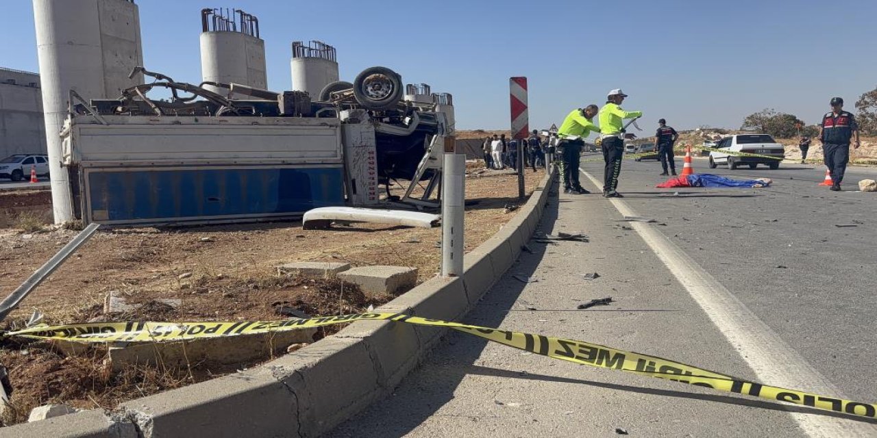 Nizip-Gaziantep D-400 kara yolunda trafik kazası:1 ölü, 1 yaralı