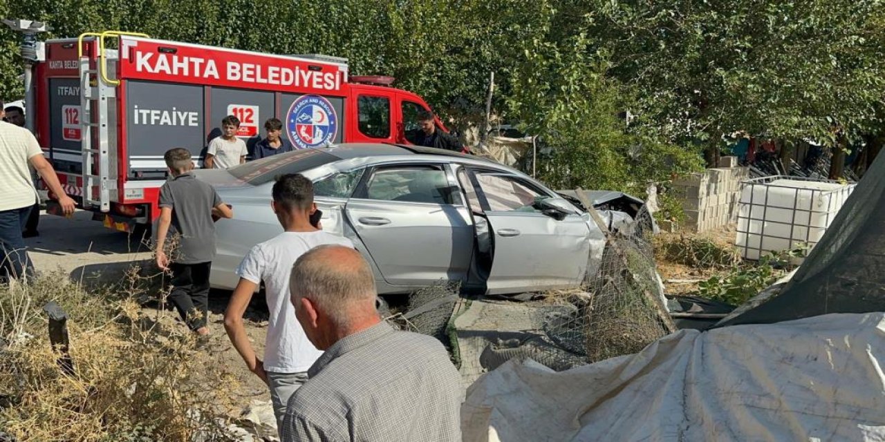 Ambulans ile otomobil çarpıştı: 8 yaralı