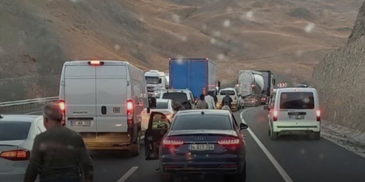 Hakkari karayolunda otomobil tırla çarpıştı ölü ve yaralılar var