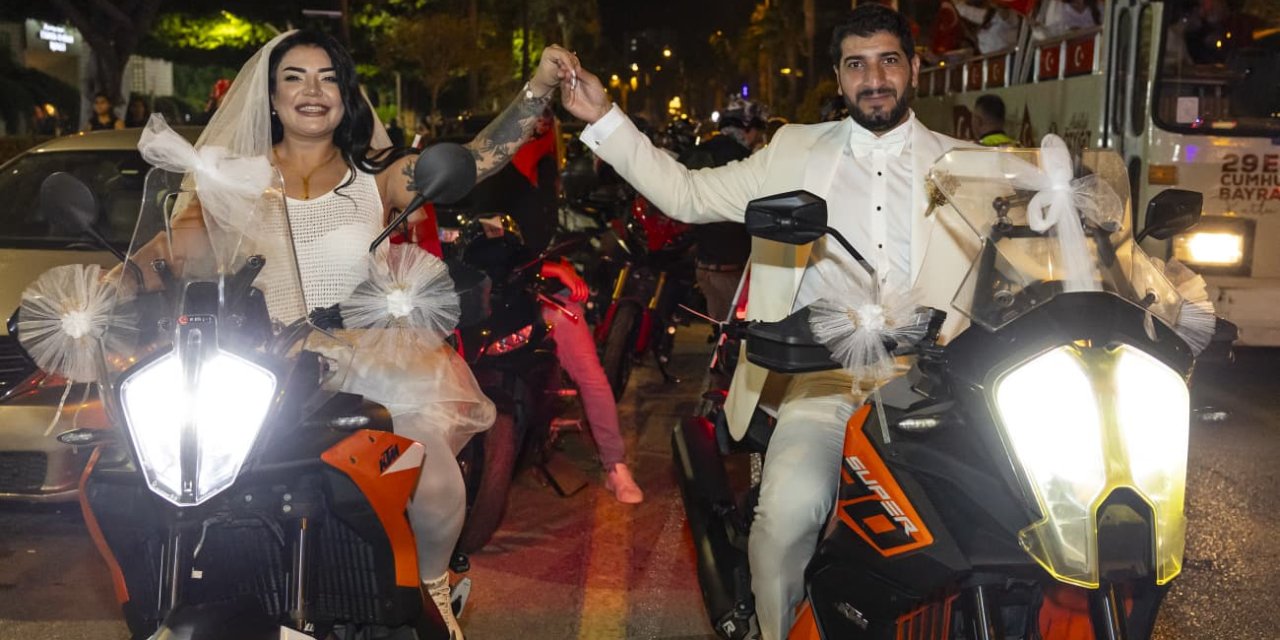 Yenişehir Belediyesinin organizasyonuyla evliliklerini “Cumhuriyet korteji”nde kutladılar