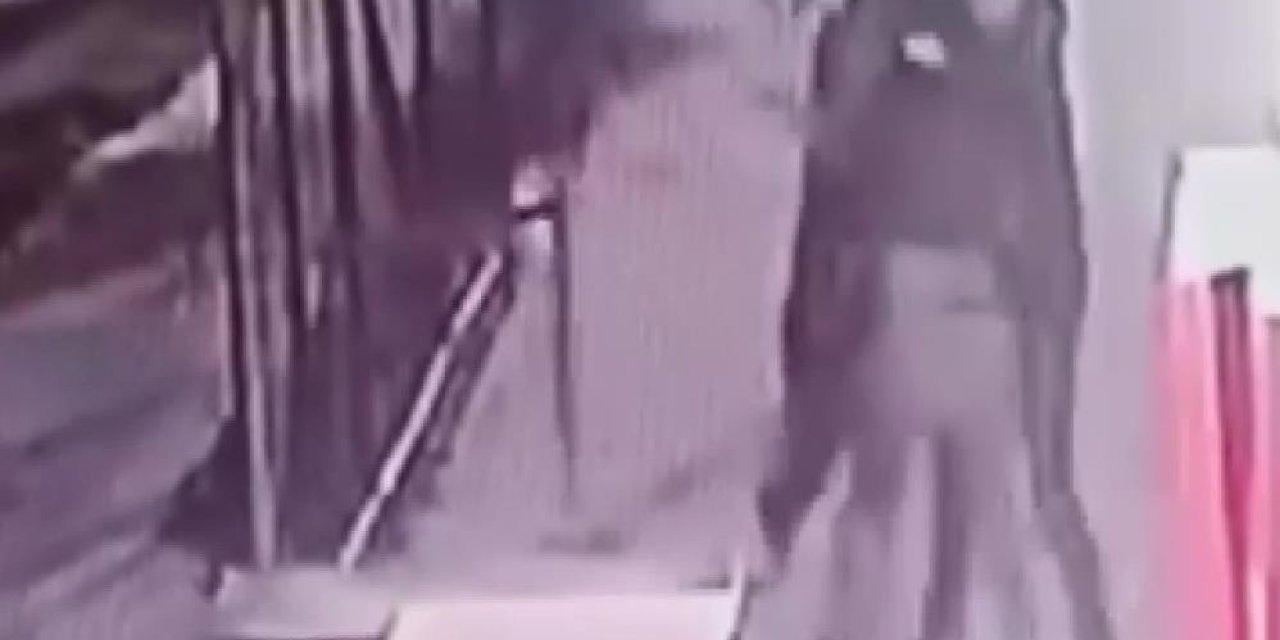 Parkta oturan lise öğrencilerini dövüp bacaklarından bıçakladılar