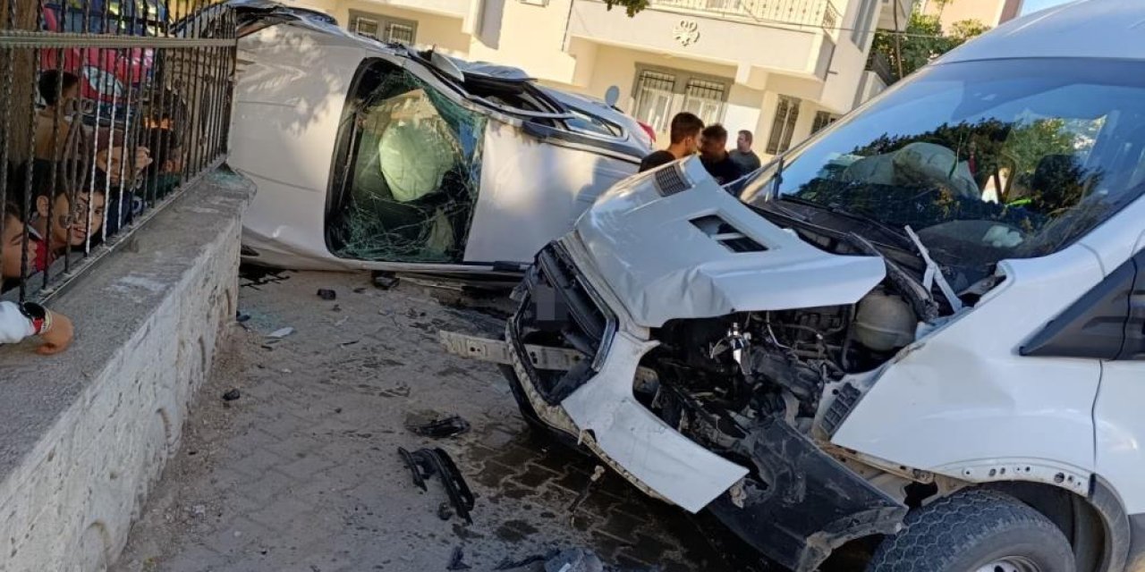 Okul servisi ile otomobil çarpıştı: 5'i öğrenci 7 yaralı