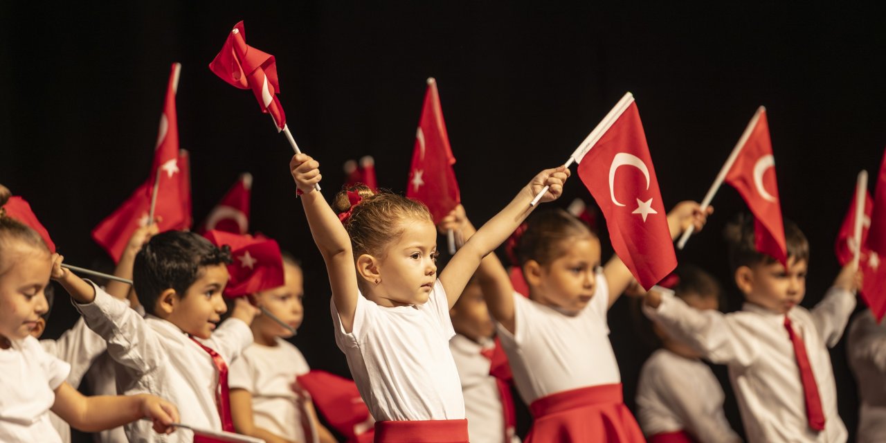 Mezitli Belediye kreşlerinden Cumhuriyet'e yakışan kutlama